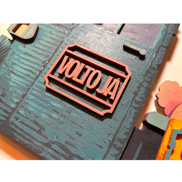 Detailed view of the original acrylic painting on layered wood "Volto já" by Mário Belém, highlighting the hand-painted typography, the intricate graphic elements, and the depth of the overlapping wood layers.