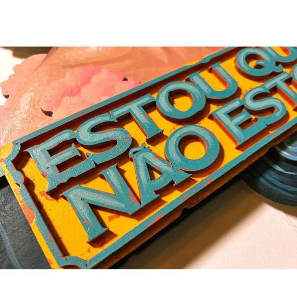 Detailed view of the original acrylic painting on layered wood "Volto já" by Mário Belém, highlighting the hand-painted typography, the intricate graphic elements, and the depth of the overlapping wood layers.
